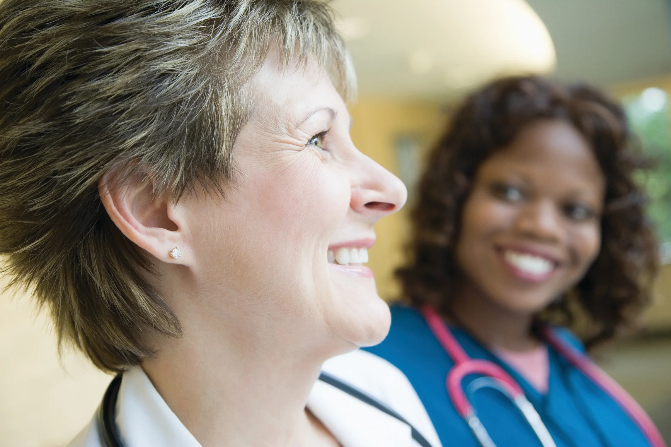 uma pessoa sorrindo ao lado de outra mulher