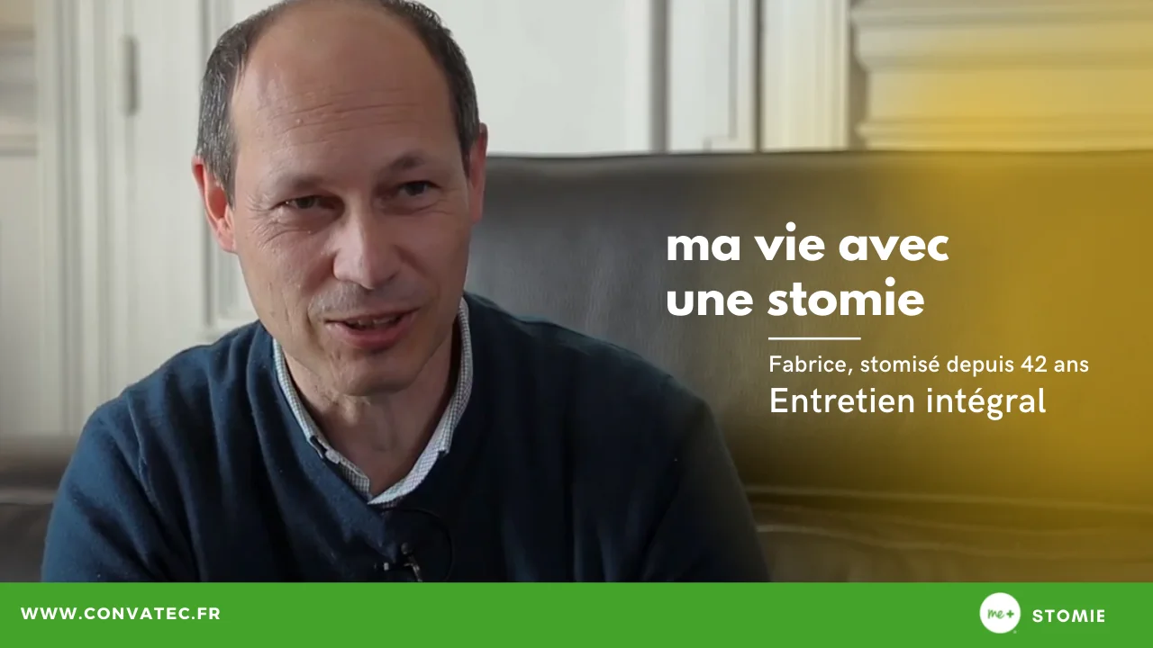 Un homme en chemise noire