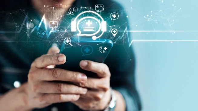 una persona que sostiene un teléfono