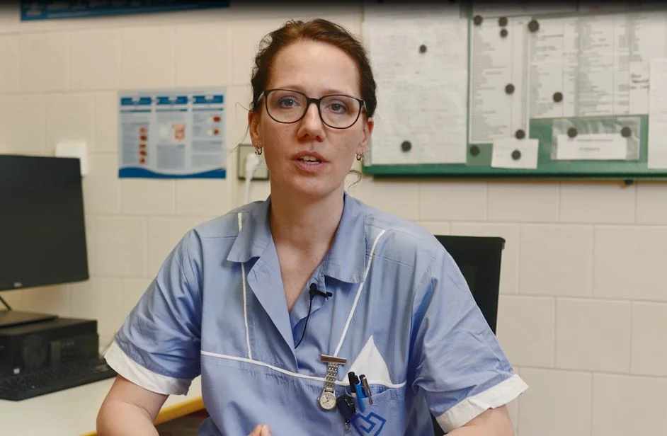 Muž v modré košili