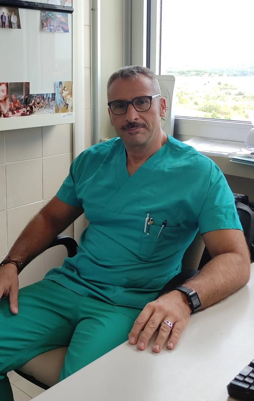 una persona seduta su una sedia