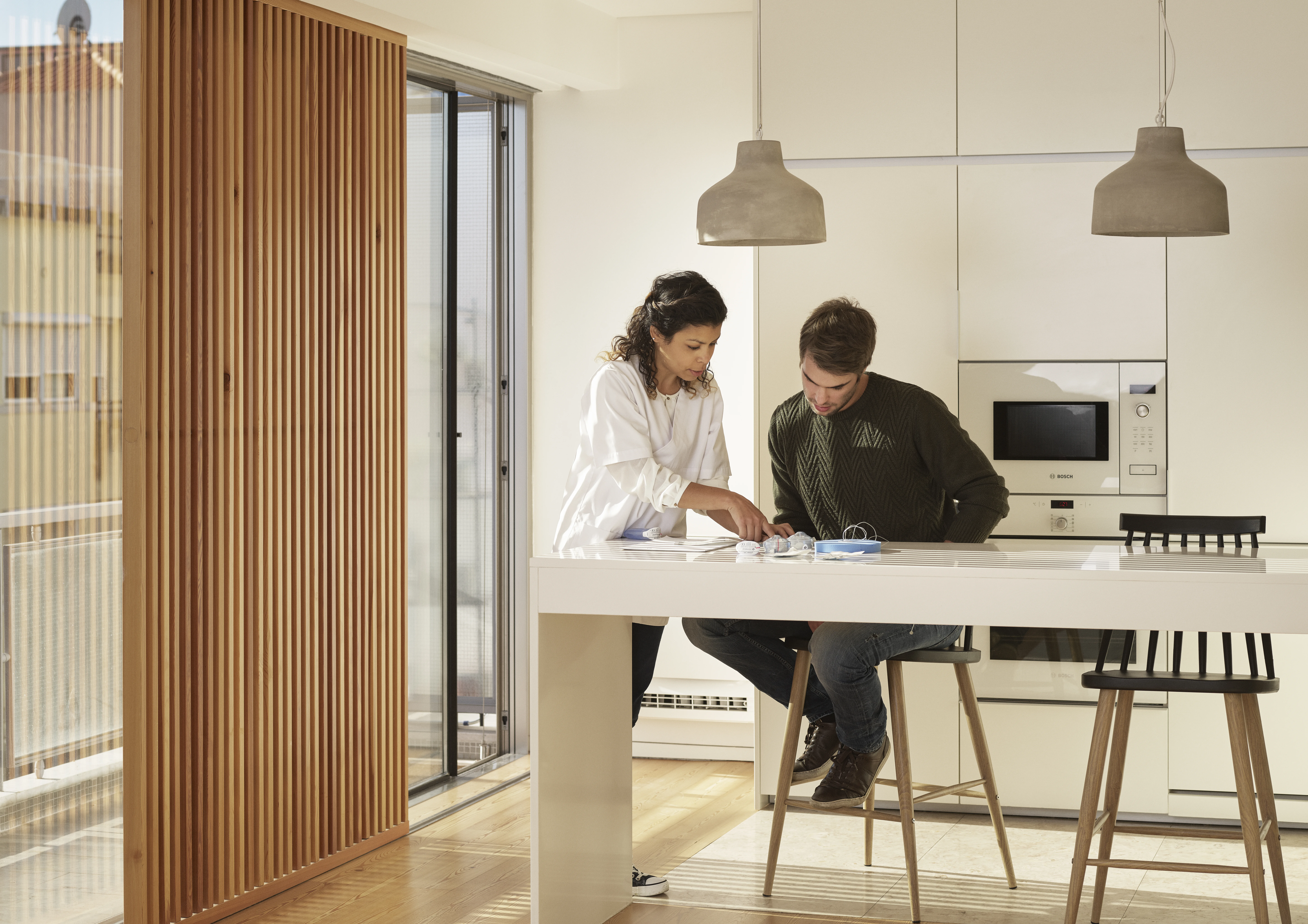 Ένας άνδρας και μια γυναίκα κάθονται σε ένα τραπέζι