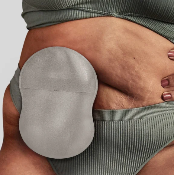 Un primer plano de una mujer que lleva una bolsa de ostomía en forma de 8 con Leak Defense™.