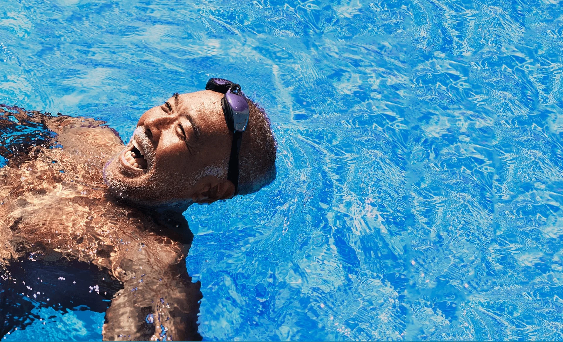 uma pessoa em uma piscina
