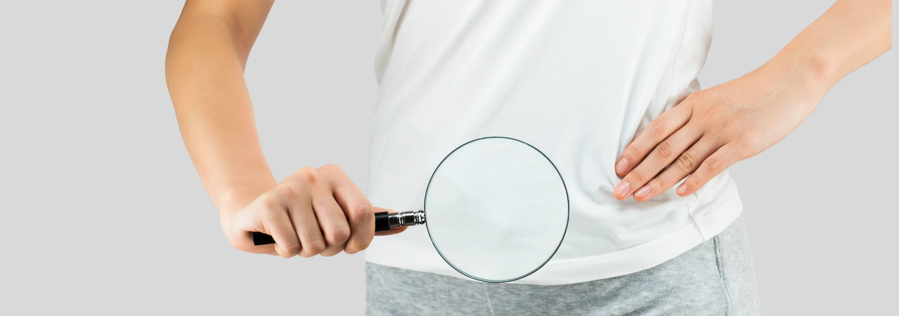 虫眼鏡を持った人