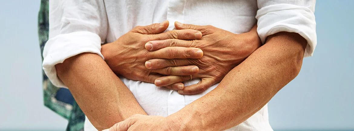 Detailní záběr na muže, který drží ruce za ruce