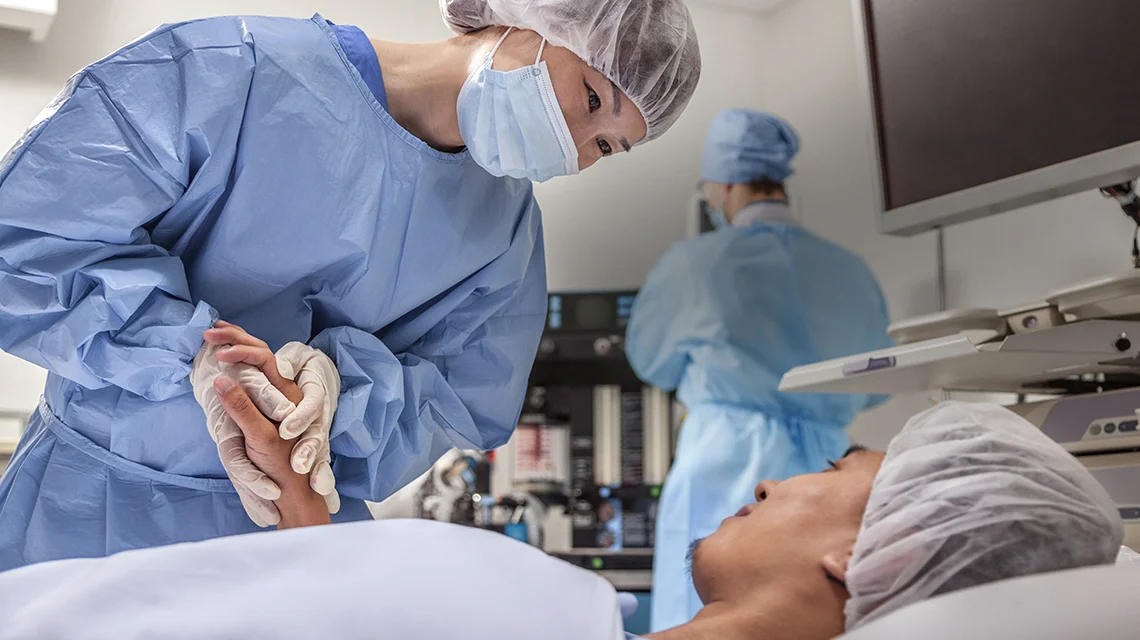 chirurg hovoriaci s pacientom