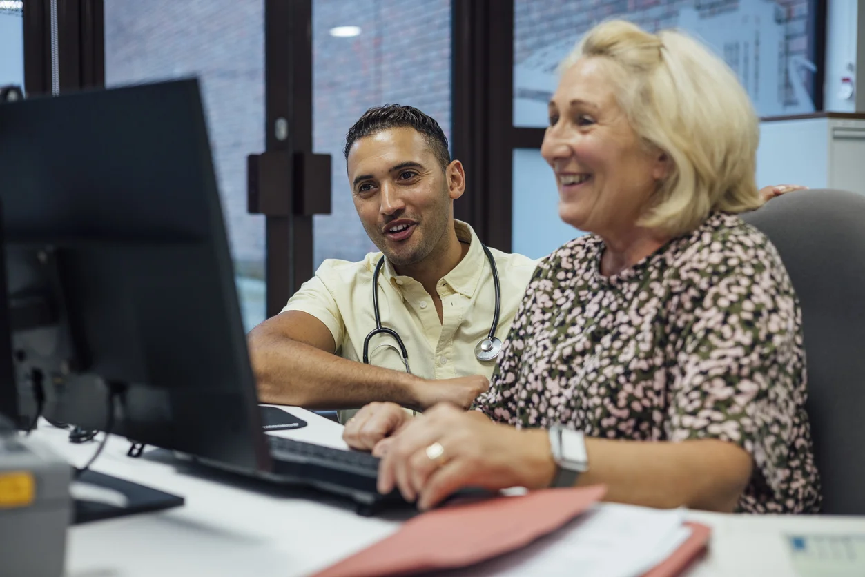 パソコンの画面を見つめる男女