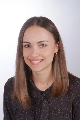 Kobieta uśmiechająca się do kamery