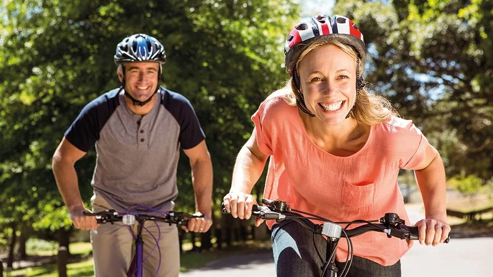 Un hombre y una mujer montando en bicicleta