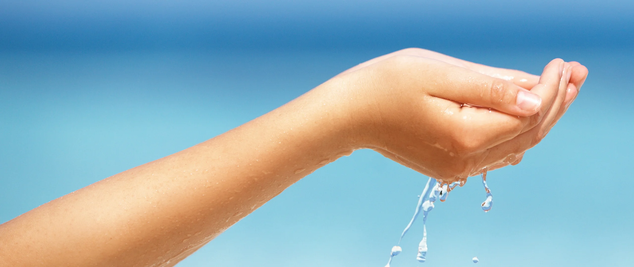 una mano che tiene un filo d'acqua