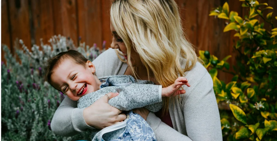mulher segurando criança jovem