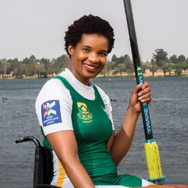 une personne tenant une canne à pêche