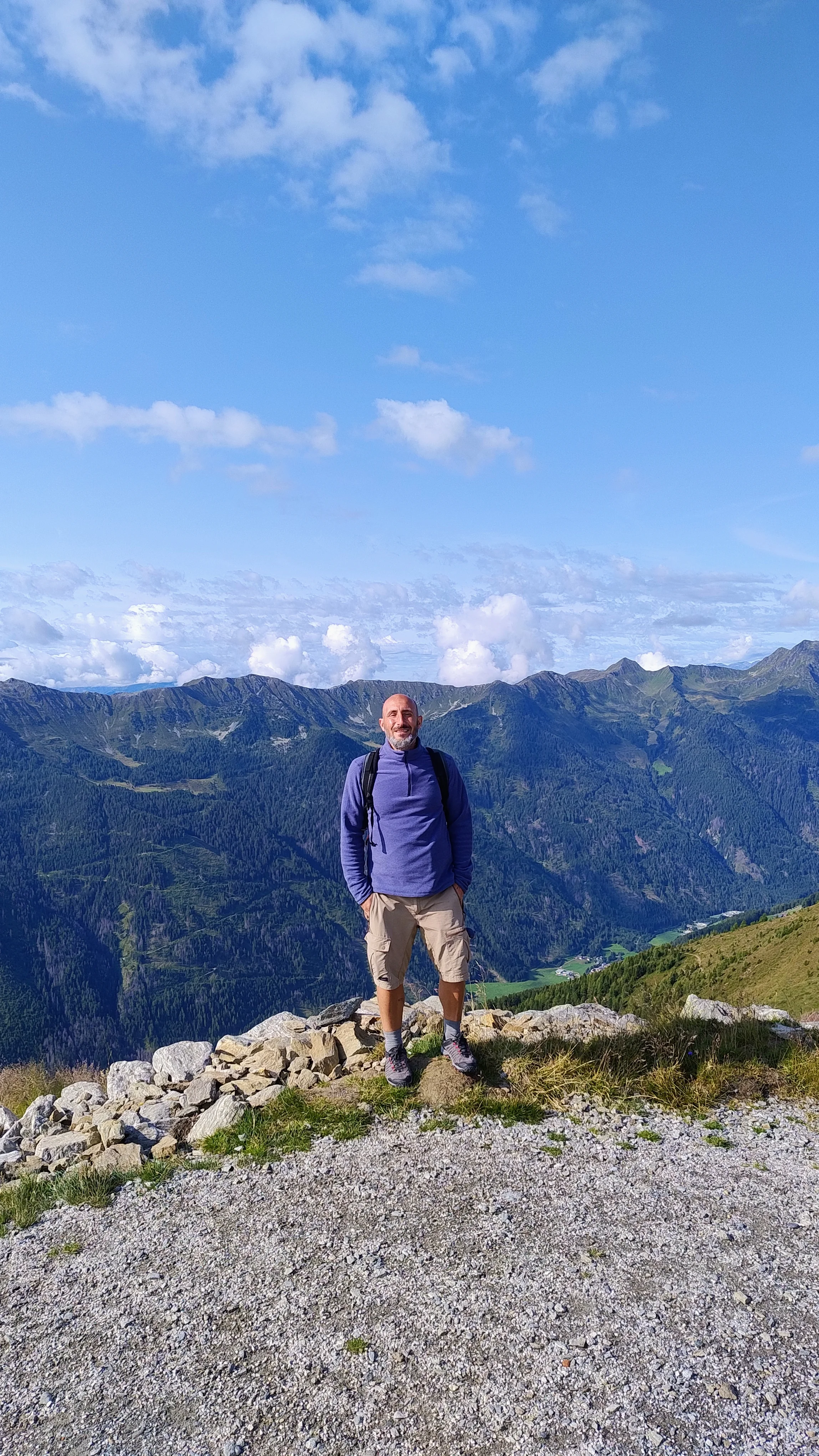 un uomo in piedi su una collina rocciosa