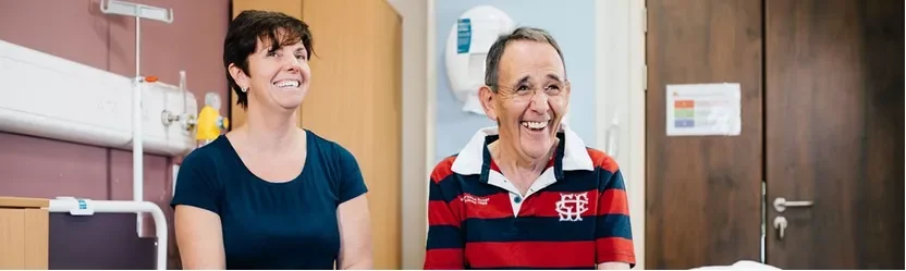 un hombre y una mujer sonriendo