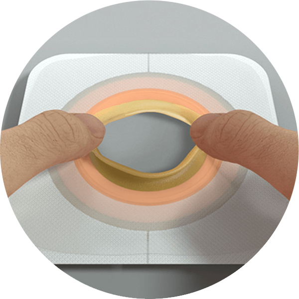 uma mão segurando uma xícara de café